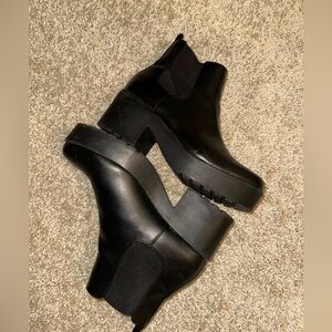 Women’s Black Chunky Boot Size 8 ￼